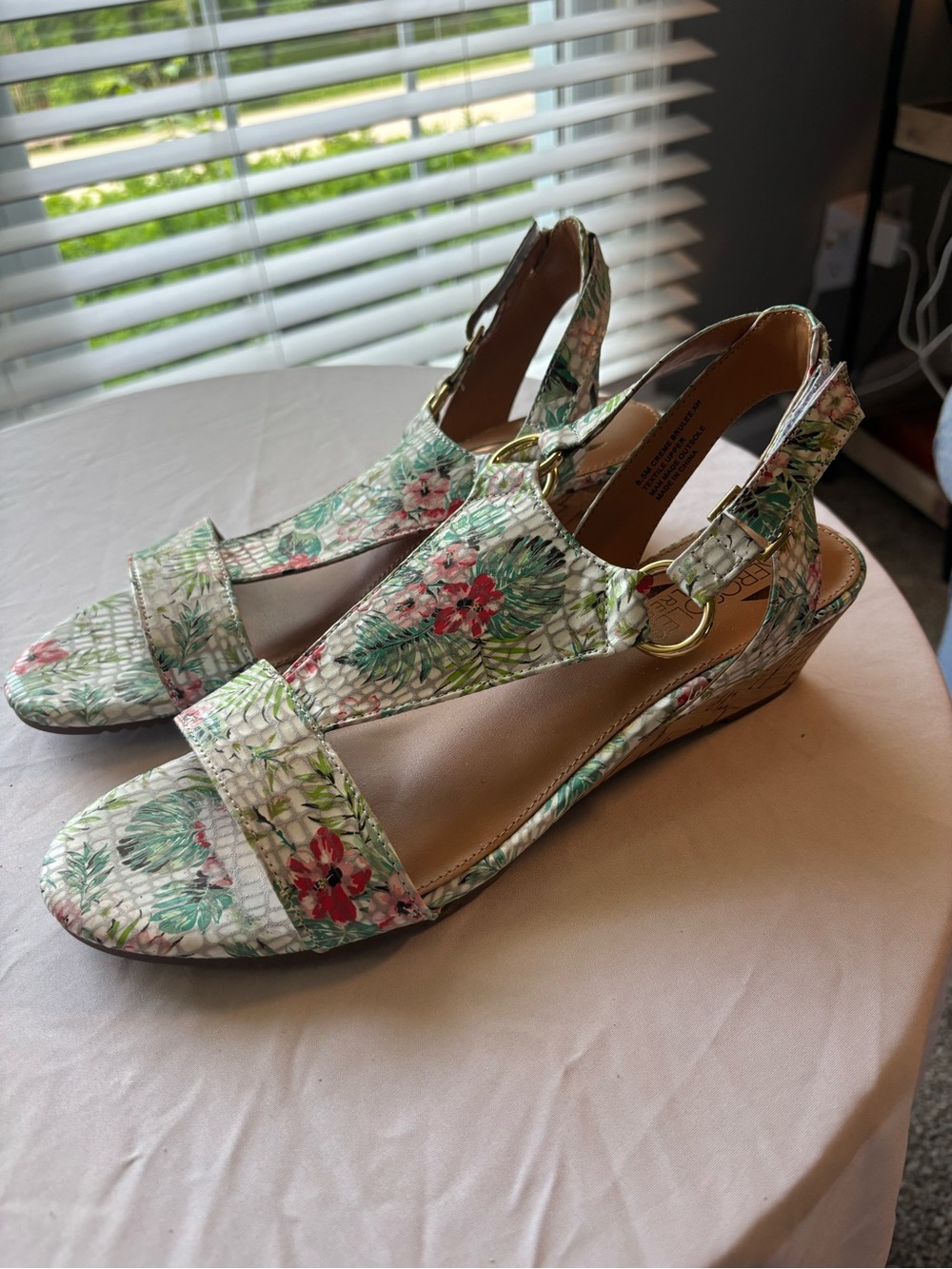 Aerosoles Creme Brulee XR Floral Wedge Sandals Tropical T-Strap size 8